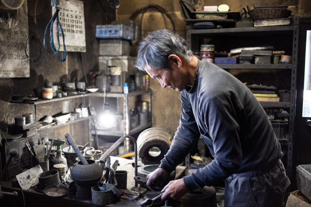 南部鉄器の伝統工芸士である松鹿堂の菊池真吾氏の制作風景