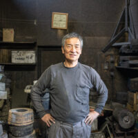南部鉄器の伝統工芸士である松鹿堂の菊池真吾氏